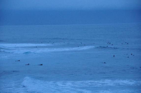 Surfistas se espremem na Norh Shore de Maui, perto de Jaws, no Havaí
